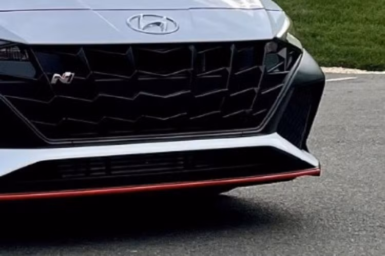 Hiện tại, một số đại lý Hyundai cũng đã bắt đầu nhận đặt cọc Elantra thế hệ mới. Tuy nhiên, đại lý chưa chốt thời gian giao xe, giá xe Hyundai Elantra 2023 cũng như trang bị theo phiên bản, mà chỉ hứa hẹn ưu tiên giao sớm.