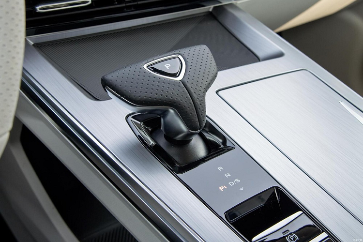 Phần đuôi xe có lẽ là được thiết kế thái quá, nhưng phải thừa nhận là trông khác biệt. Nó có một cánh gió trên nóc với thiết kế phức tạp và một bộ cảm ứng ở giữa, một cánh gió khác trên cửa hậu, một thanh đèn dài hết chiều rộng, hai cụm đèn hậu lớn, đèn phản xạ, một thanh mạ crôm trang trí, và hai ống đầu ống xả lớn. Hệ thống treo và bộ giảm thanh cũng lộ khá rõ, cho thấy mẫu SUV này được chế tạo dựa trên một khung gầm ban đầu được thiết kế cho xe sedan/hatchback.