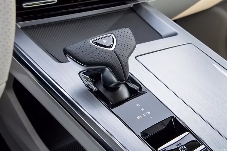 Phần đuôi xe có lẽ là được thiết kế thái quá, nhưng phải thừa nhận là trông khác biệt. Nó có một cánh gió trên nóc với thiết kế phức tạp và một bộ cảm ứng ở giữa, một cánh gió khác trên cửa hậu, một thanh đèn dài hết chiều rộng, hai cụm đèn hậu lớn, đèn phản xạ, một thanh mạ crôm trang trí, và hai ống đầu ống xả lớn. Hệ thống treo và bộ giảm thanh cũng lộ khá rõ, cho thấy mẫu SUV này được chế tạo dựa trên một khung gầm ban đầu được thiết kế cho xe sedan/hatchback.