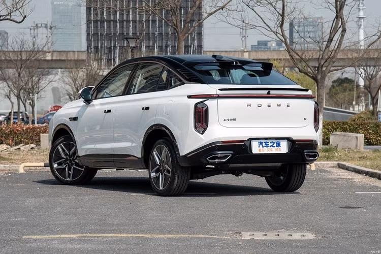 Giá xe SAIC Roewe Jing 2022 tại Trung Quốc từ 166.800 – 192.800 nhân dân tệ (tương đương 599 – 692 triệu đồng) cho 3 phiên bản trang bị khác nhau. Mẫu SUV dáng đẹp này sẽ có màn ra mắt công chúng tại Triển lãm Ô tô Bắc Kinh 2022 diễn ra vào tháng sau.