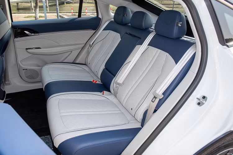 Trên mặt táp lô, ta thấy nhà sản xuất có trang bị một hệ thống màn hình kép 12,3 inch, một dành cho bảng đồng hồ và một dành cho tính năng thông tin giải trí. Bố cục của màn hình bảng đồng hồ cũng rất rành mạch, không hiển thị nhiều thông tin dữ liệu rắc rối.