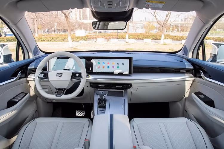 Roewe Jing có dáng đứng cao, khoảng sáng gầm thông thoáng với phần đầu lớn nhô ra phía trước. Tất cả các bản xe đều đi kèm phần nóc và các cột màu đen. Đây cũng là một chiếc SUV tương đối lớn với kích thước cụ thể là dài 4.702 mm, rộng 1.903 mm, cao 1.691 mm, và trục cơ sở 2.765 mm. Chủ đề cá voi thậm chí còn được thể hiện ở gương chiếu hậu bên với thiết kế giống như đuôi cá voi.