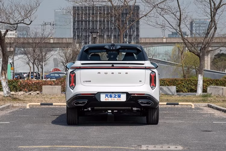 Trên phương diện động cơ, Roewe Jing 2022 được trang bị động cơ xăng tăng áp dung tích 2.0 lít với công suất 231 mã lực và 370 Nm mô-men xoắn cực đại. Động cơ hoạt động phối hợp một hộp số tự động 8 cấp, truyền lực tới bánh trước.