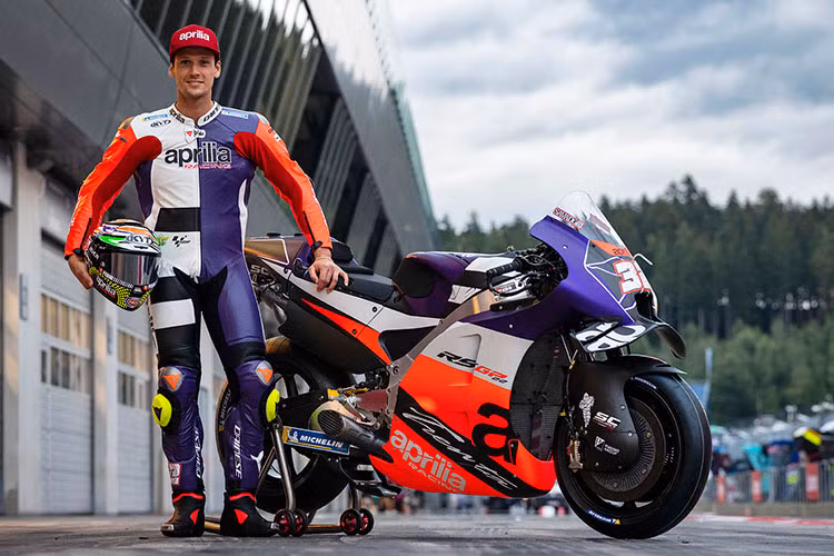 Mức giá xe Aprilia RSV4 XTrenta 2022 bán ra từ 49.800 USD (tương đương 1,2 tỷ đồng). Những khách hàng sở hữu xe còn được tham dự chuyến tham quan độc quyền đến bộ phận đua xe Noale. Ngoài ra còn nhận được bạt phủ và thảm lót dành riêng cho xe.