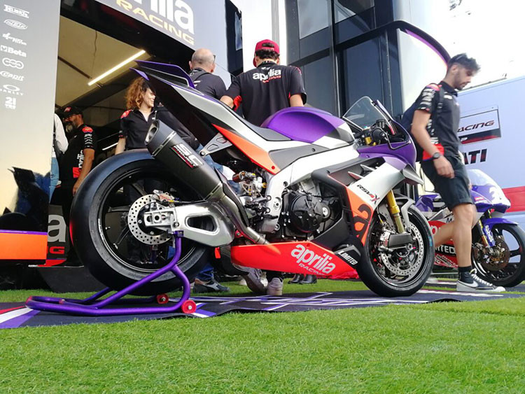 Cuối cùng, màu sơn của RSV4 Xtrenta được lấy cảm hứng từ mẫu xe đua của Aprilia từng giành chức vô địch MotoGP cách đây 30 năm ở thể thức 125cc. Sẽ chỉ có 100 chiếc RSV4 Xtrenta được sản xuất trên toàn thế giới.