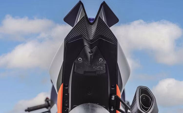 Chưa hết, Aprilia RSV4 Xtrenta còn có được hàng loạt các trang bị hiệu năng cao như ống xả SC-Project bằng titan/carbon, lọc gió độ Sprint Filter, két nước và két dầu làm mát do Taleo Tecnoracing sản xuất để tối ưu khả năng làm mát, dĩa xích làm bằng titan do PBR chế tạo giúp đảm bảo độ bền khi vận hành ở cường độ cao.