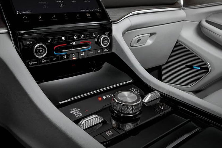 Ở bản cao cấp nhất, Jeep Grand Cherokee 2022 sẽ có chất liệu da Palermo và hệ thống âm thanh McIntosh 950 W 19 loa, tất cả các bản cũng có cụm điều khiển trung tâm mới, đi kèm núm xoay chọn số thay cho cần số truyền thống. Tiếp đến là vô lăng tích hợp phím chức năng và những chi tiết ốp gỗ hoặc kim loại, tạo cảm giác cao cấp hơn.