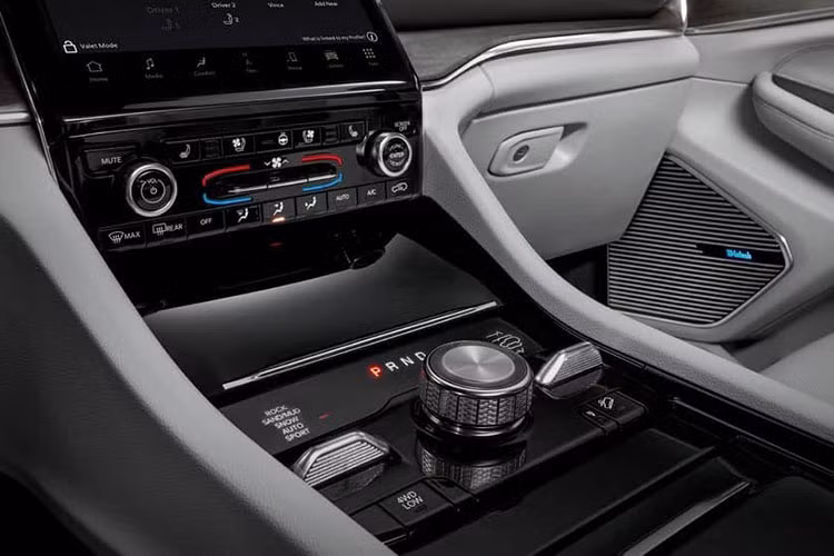 Ở bản cao cấp nhất, Jeep Grand Cherokee 2022 sẽ có chất liệu da Palermo và hệ thống âm thanh McIntosh 950 W 19 loa, tất cả các bản cũng có cụm điều khiển trung tâm mới, đi kèm núm xoay chọn số thay cho cần số truyền thống. Tiếp đến là vô lăng tích hợp phím chức năng và những chi tiết ốp gỗ hoặc kim loại, tạo cảm giác cao cấp hơn.