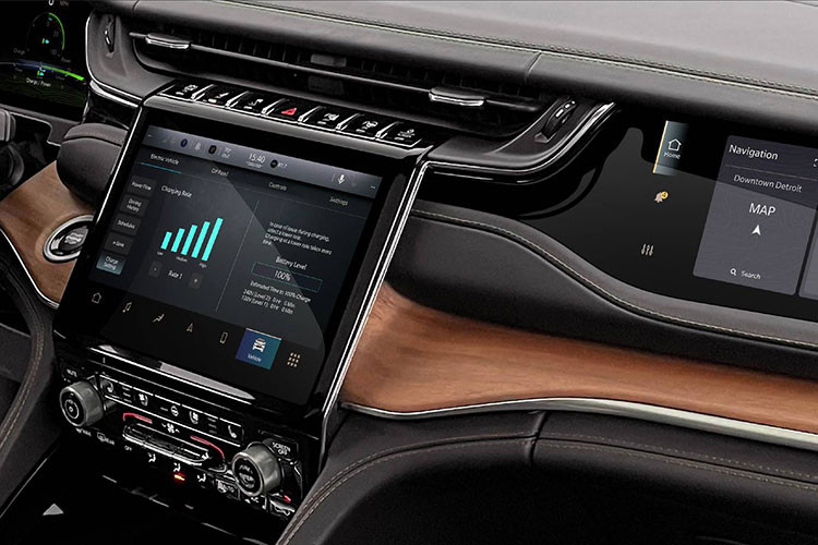 Mở cửa bước vào trong khoang lái ta sẽ thấy Jeep Grand Cherokee 2022 có 2 hàng ghế, thay vì 3 như trên bản Jeep Grand Cherokee L, ngoài ra là bảng đồng hồ kỹ thuật số với màn hình 10,1 inch, màn hình giải trí có kích thước 10,1 inch, màn hình dành cho ghế phụ, màn hình hiển thị thông tin kính lái 10 inch và màn hình 10,25 inch cho hàng ghế sau.