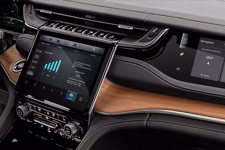 Mở cửa bước vào trong khoang lái ta sẽ thấy Jeep Grand Cherokee 2022 có 2 hàng ghế, thay vì 3 như trên bản Jeep Grand Cherokee L, ngoài ra là bảng đồng hồ kỹ thuật số với màn hình 10,1 inch, màn hình giải trí có kích thước 10,1 inch, màn hình dành cho ghế phụ, màn hình hiển thị thông tin kính lái 10 inch và màn hình 10,25 inch cho hàng ghế sau.