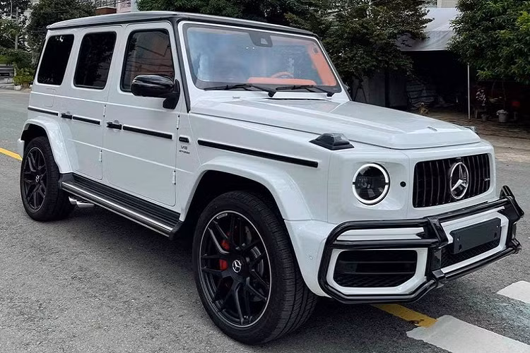 Bên cạnh chiếc SUV hạng sang đình đám Mercedes-AMG G63, hot girl 9x Sài Gòn này còn sở hữu trong tay ít nhất 2 chiếc xe đắt đỏ khác là chiếc Porsche 718 Cayman giá từ 3,6 tỷ đồng (chưa gồm tuỳ chọn thêm) và chiếc Piaggio Vespa 946 phiên bản Christian Dior đang “làm mưa làm gió” giới nhà giàu Việt.