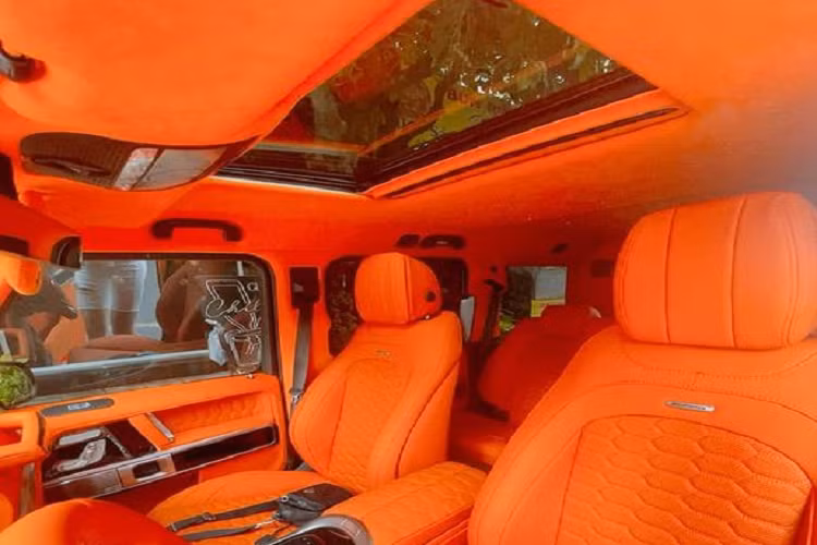 Đối với chiếc Mercedes-AMG G63 trong bài viết, chiếc xe này được tuỳ chọn nước sơn ngoại thất màu trắng tinh khôi, điểm xuyết một số chi tiết trang trí sơn màu đen tương phản cùng bộ cản trước kiểu địa hình.