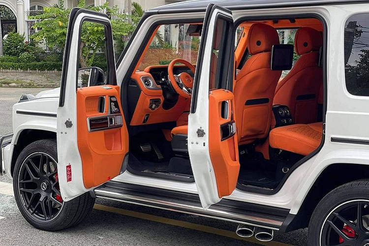 Tuy nhiên, điểm đặc biệt của chiếc xe này chủ yếu đến từ không gian cabin của xe với tông màu "cam Hermes" đặc trưng và vốn đang được giới nhà giàu Việt Nam ưa chuộng. Chưa hết, để tăng thêm tính độc đáo cho xe, chiếc Mercedes-AMG G63 này còn được độ thêm cả "Bầu trời sao" bên trong, tương tự phong cách các mẫu xe của Rolls-Royce.