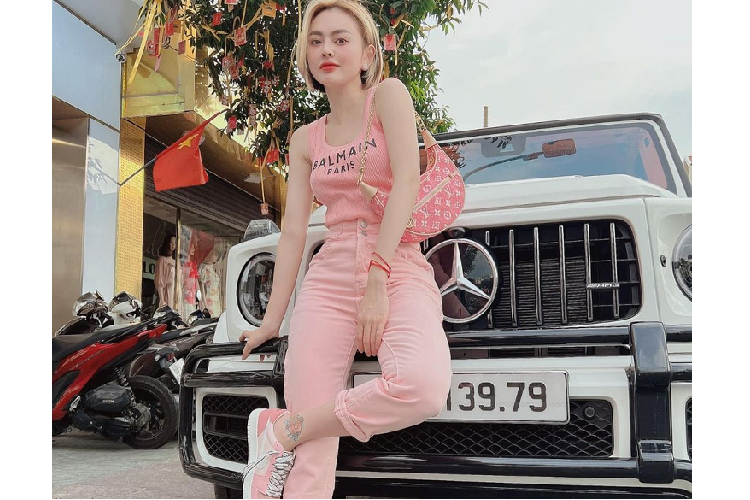 Hiện chưa rõ nữ doanh nhân xinh đẹp sống tgaij TP HCM gốc Bến Tre này đã chi ra bao nhiêu tiền để sở hữu chiếc Mercedes-AMG G63 này. Dự đoán giá xe Mercedes-AMG G63 độ Hermes chắc chắn không thể nhỏ hơn 12 tỷ đồng và khi sở hữu thêm biển số 39-79 đẹp “long lanh” thì tổng giá trị của chiếc xe khả năng sẽ lớn hơn đáng kể.