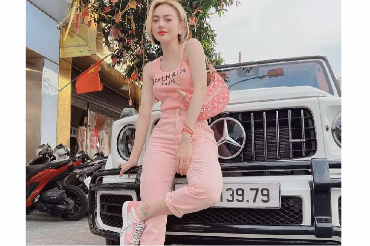 Hiện chưa rõ nữ doanh nhân xinh đẹp sống tgaij TP HCM gốc Bến Tre này đã chi ra bao nhiêu tiền để sở hữu chiếc Mercedes-AMG G63 này. Dự đoán giá xe Mercedes-AMG G63 độ Hermes chắc chắn không thể nhỏ hơn 12 tỷ đồng và khi sở hữu thêm biển số 39-79 đẹp “long lanh” thì tổng giá trị của chiếc xe khả năng sẽ lớn hơn đáng kể.