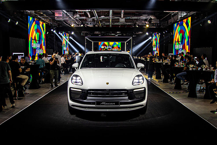 Phiên bản Macan và Macan T dùng động cơ xăng I4, dung tích 2.0L với công suất tối đa 261 mã lực cùng mô-men xoắn cực đại 400 Nm như trước đây. Riêng phiên bản Macan S thay thế cho Macan GTS cũ sử dụng động cơ V6, tạo ra công suất tối đa 375 mã lực. Porsche cũng cho biết, tất cả các phiên bản của Macan mới đều được trang bị hệ dẫn động 4 bánh toàn thời gian và hộp số tự động ly hợp kép PDK 7 cấp.