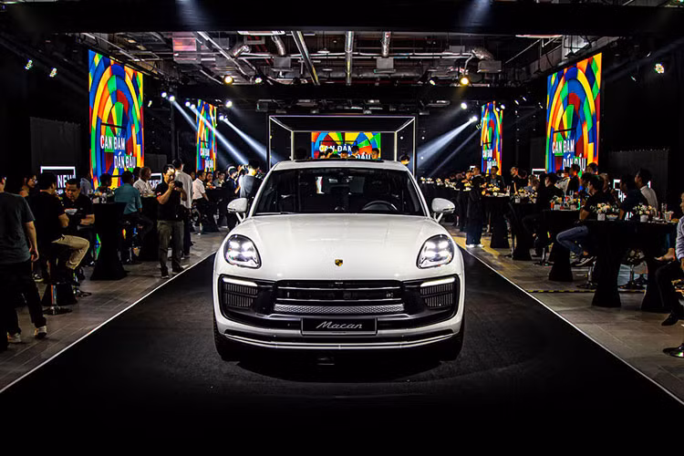 Phiên bản Macan và Macan T dùng động cơ xăng I4, dung tích 2.0L với công suất tối đa 261 mã lực cùng mô-men xoắn cực đại 400 Nm như trước đây. Riêng phiên bản Macan S thay thế cho Macan GTS cũ sử dụng động cơ V6, tạo ra công suất tối đa 375 mã lực. Porsche cũng cho biết, tất cả các phiên bản của Macan mới đều được trang bị hệ dẫn động 4 bánh toàn thời gian và hộp số tự động ly hợp kép PDK 7 cấp.