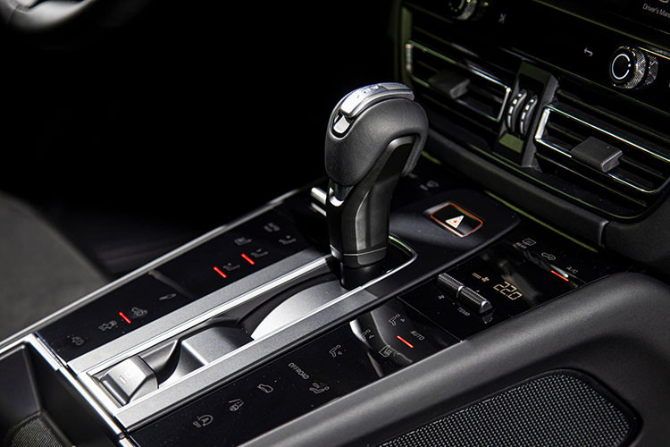 Porsche Macan 2022 vẫn sử dụng màn hình thông tin giải trí 10.9 inch với chức năng ra lệnh bằng giọng nói chạy trên nền tảng Porsche Communication Management (PCM). Giống như thiết kế bên ngoài, Porsche cũng cung cấp cho khách hàng nhiều gói trang trí tùy chọn cho khoang cabin của Macan như nội thất ốp sợi carbon và ghế ngồi bọc da Race-Tex với đường chỉ khâu tương phản...