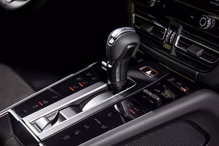 Porsche Macan 2022 vẫn sử dụng màn hình thông tin giải trí 10.9 inch với chức năng ra lệnh bằng giọng nói chạy trên nền tảng Porsche Communication Management (PCM). Giống như thiết kế bên ngoài, Porsche cũng cung cấp cho khách hàng nhiều gói trang trí tùy chọn cho khoang cabin của Macan như nội thất ốp sợi carbon và ghế ngồi bọc da Race-Tex với đường chỉ khâu tương phản...