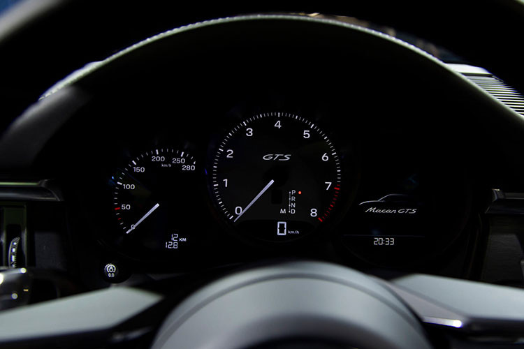 Ở phía đuôi, cản sau cũng được làm mới, khu vực đặt biển số sử dụng tông đen thay vì sơn đồng màu thân như cũ. Ngoài ra, Porsche Macan 2022 còn có đến 7 lựa chọn mâm xe thiết kế khác nhau với kích thước từ 19 inch đến 21 inch.