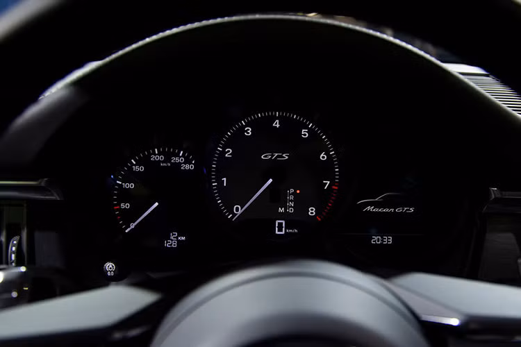 Ở phía đuôi, cản sau cũng được làm mới, khu vực đặt biển số sử dụng tông đen thay vì sơn đồng màu thân như cũ. Ngoài ra, Porsche Macan 2022 còn có đến 7 lựa chọn mâm xe thiết kế khác nhau với kích thước từ 19 inch đến 21 inch.