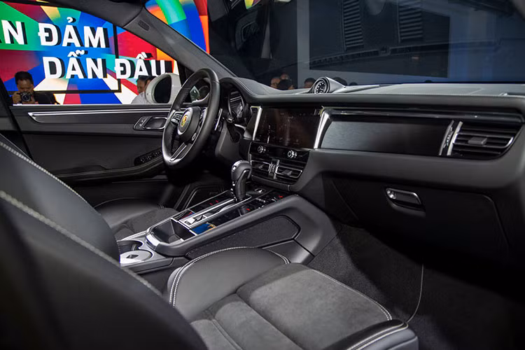 Là phiên bản nâng cấp giữa vòng đời tiếp theo, Macan 2022 tiếp tục nhận được những thay đổi nhỏ ở thiết kế. Cụ thể, hốc gió mới ở đầu xe giờ đây có thêm dải nhựa màu đen bao quanh, 3 khe gió đặt ở đáy cản dưới được kết hợp thành một dải ngang liền mạch hơn, dải đèn LED ban ngày được đặt ở vị trí cao hơn.