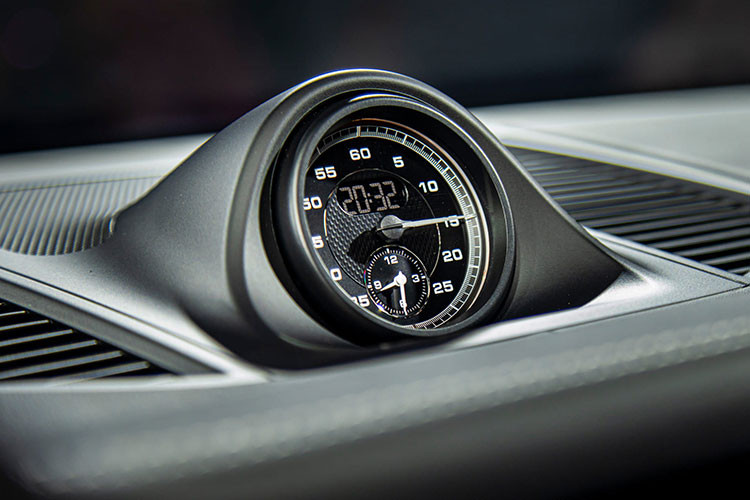 Di chuyển vào trong, nội thất của Porsche Macan 2022 đi theo phong cách hiện đại, trẻ trung và đậm chất thể thao, với một chiếc đồng hồ analog nằm ở chính giữa táp-lô mang tính nhận diện thương hiệu. Các phím bấm cảm ứng điều khiển hệ thống điều hòa và hệ thống thông tin giải trí nằm gọn gàng hai bên cần số, tạo cảm giác gọn gàng và dễ sử dụng hơn.