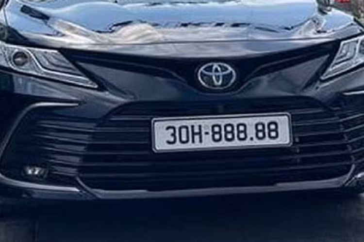 Camry 2.5Q sử dụng động cơ I4 2.5L cho công suất 181 mã lực, mô-men xoắn cực đại 231Nm, đi kèm hộp số tự động 6 cấp. Theo nhiều đồn đoán, chủ xe ngay hiện đã rao bán chiếc xe này với giá hơn 3 tỷ đồng và vẫn đang có nhiều người mong muốn có được chiếc xe này.