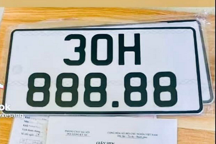 Chiếc xe may mắn có được biển số 30F-88888 này là Toyota Camry màu đen, thuộc phiên bản 2.5Q, giá xe Toyota Camry 2.5Q hiện bán chính hãng là 1,235 tỷ đồng. Sau khi hoàn thiện các thủ tục để lăn bánh, mỗi chủ xe sẽ phải tốn một khoản tiền khoảng 1,5 tỷ đồng.