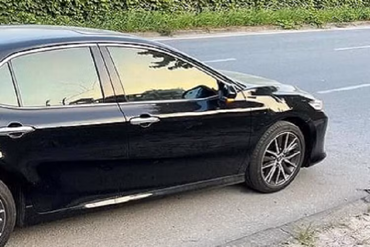 Toyota Camry vốn là mẫu xe được người tiêu dùng Việt ưa chuộng vì ngoại hình thiết kế đẹp, nội thất rộng rãi và động cơ bền bỉ. Cộng dồn 6 tháng đầu năm 2022, Toyota Camry đạt mốc 2.764 xe – đứng đầu doanh số sedan cỡ D.