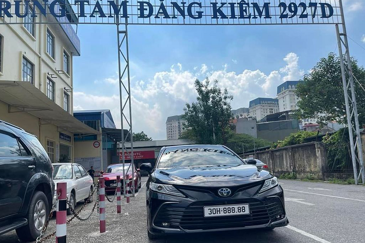 Đánh vào tâm lý này, đã có rất nhiều trường hợp chủ xe sau khi ngẫu nhiên bấm được loại biển số khủng này đã đăng tin rao bán lại chiếc xe với giá gấp nhiều lần giá trị ban đầu.