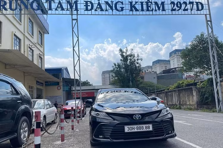 Đánh vào tâm lý này, đã có rất nhiều trường hợp chủ xe sau khi ngẫu nhiên bấm được loại biển số khủng này đã đăng tin rao bán lại chiếc xe với giá gấp nhiều lần giá trị ban đầu.