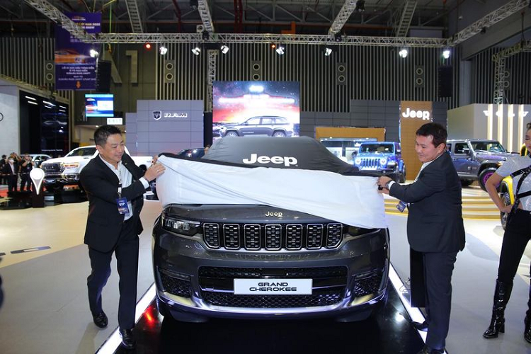 “Ngôi sao sáng” tại gian hàng lần này là mẫu xe Jeep Grand Cherokee L 2022 hoàn toàn mới lần đầu được phân phối được tại thị trường Việt Nam. Chiếc xe được mệnh danh “The best SUV Ever".