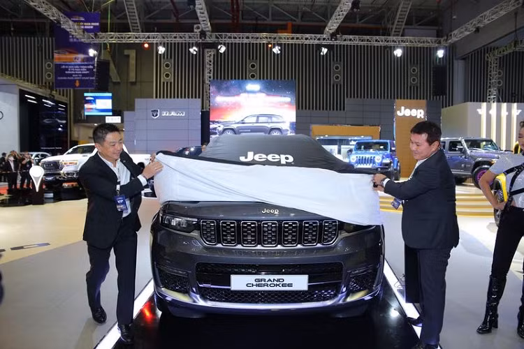“Ngôi sao sáng” tại gian hàng lần này là mẫu xe Jeep Grand Cherokee L 2022 hoàn toàn mới lần đầu được phân phối được tại thị trường Việt Nam. Chiếc xe được mệnh danh “The best SUV Ever".