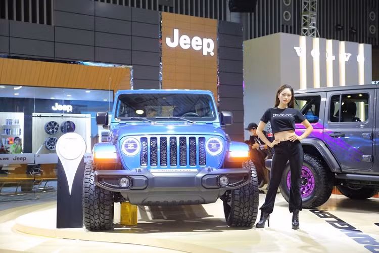 Hãng sẽ bố trí các bài thử chướng ngại vật với độ khó khác nhau như dốc trơn trượt, đường gập ghềnh, mặt đường nghiêng và “lội nước” giống như bạn đang di chuyển trên cung đường thực tế từ on road đến offroad. Qua đó, khách hàng có thể đưa ra cảm nhận, đánh giá một cách chân thực nhất về khả năng vận hành của các dòng xe.