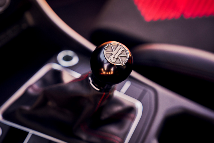 Mẫu xe còn được nâng cấp khối động cơ tăng áp 2.0 lít bốn xi-lanh đã được trang bị gói hiệu suất RacingLine, bộ hút khí lạnh bằng sợi carbon, bộ làm mát liên động nâng cấp và bộ quản lý dầu với bộ làm mát dầu.