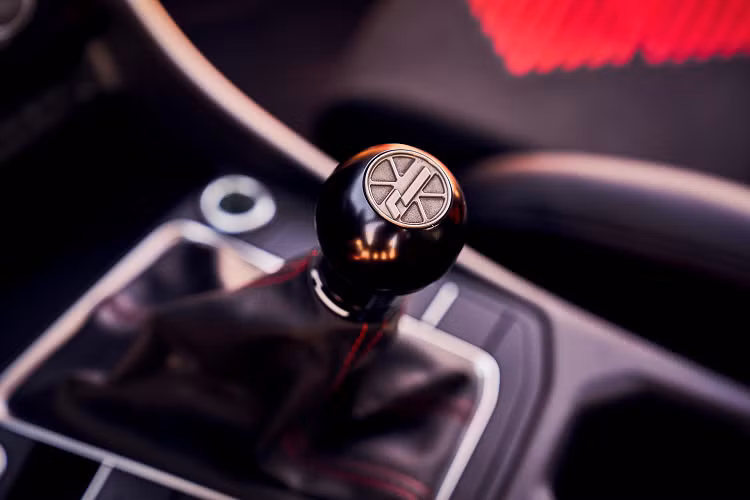 Mẫu xe còn được nâng cấp khối động cơ tăng áp 2.0 lít bốn xi-lanh đã được trang bị gói hiệu suất RacingLine, bộ hút khí lạnh bằng sợi carbon, bộ làm mát liên động nâng cấp và bộ quản lý dầu với bộ làm mát dầu.