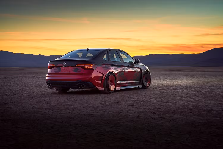 Mẫu xe cơ bắp Volkswagen Jetta GLI Performance concept này có phần hông xe thể thao, hệ thống ống xả kép và lớp bọc tùy chỉnh chuyển từ màu đen mờ sang màu đỏ Kings Red Metallic.