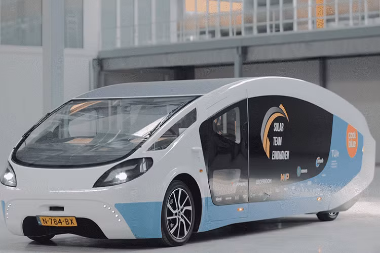 Hiện tại, mẫu xe sáng tạo này không có kế hoạch được đưa vào sản xuất đại trà, và đội ngũ Solar Team Eindhoven cũng chưa được tiếp cận bởi bất kỳ nhà sản xuất xe lớn nào cả. Tuy nhiên, đây vẫn là một dự án vô cùng tuyệt vời và thú vị. Mới đây, kênh YouTube chuyên xe điện “Fully Charged Show” đã có cơ hội tiếp cận Stella Vita, và mang đến cho khán giả một cái nhìn chi tiết về nó.