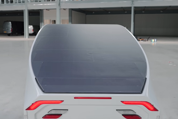 Stella Vita có các mảnh pin quang điện bao phủ toàn bộ phần nóc rất bằng phẳng, và cũng có các tấm pin bổ sung bật ra hai bên, mở rộng thêm bề mặt đón tia nắng của nó – khi mở các tấm bên, diện tích đó tăng từ 8,8 mét vuông thành 17,5 mét vuông.