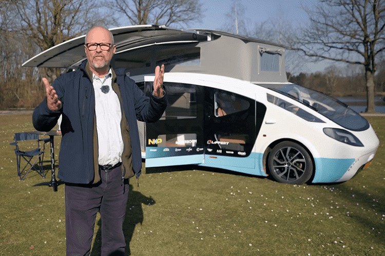 Trông nó có vẻ to và cồng kềnh, nhưng chiếc xe van cắm trại chạy bằng năng lượng mặt trời rất tuyệt này lại có tính tiết kiệm năng lượng ấn tượng, có thể đi được quãng đường 600 km chỉ với một lần sạc của bộ pin 60 kWh nhỏ đến bất ngờ của nó. Stella Vita chạy pin mặt trời là cái tên mà nhóm 22 sinh viên kỹ thuật từ Eindhoven, Hà Lan, đã đặt cho chiếc xe độc đáo này, một cái tên ám chỉ rằng nó có được sự sống từ mặt trời.