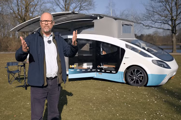 Trông nó có vẻ to và cồng kềnh, nhưng chiếc xe van cắm trại chạy bằng năng lượng mặt trời rất tuyệt này lại có tính tiết kiệm năng lượng ấn tượng, có thể đi được quãng đường 600 km chỉ với một lần sạc của bộ pin 60 kWh nhỏ đến bất ngờ của nó. Stella Vita chạy pin mặt trời là cái tên mà nhóm 22 sinh viên kỹ thuật từ Eindhoven, Hà Lan, đã đặt cho chiếc xe độc đáo này, một cái tên ám chỉ rằng nó có được sự sống từ mặt trời.