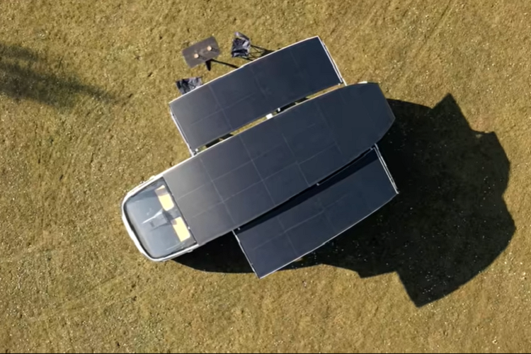 Stella Vita đã được thiết kế làm một chiếc xe cho 2 người, với phần nóc bật lên và các trang bị tiện nghi ở phía sau như bồn rửa, tủ lạnh, giường ngủ và chỗ để đồ.