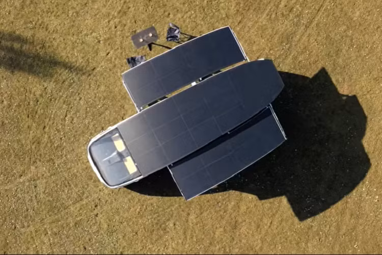 Stella Vita đã được thiết kế làm một chiếc xe cho 2 người, với phần nóc bật lên và các trang bị tiện nghi ở phía sau như bồn rửa, tủ lạnh, giường ngủ và chỗ để đồ.