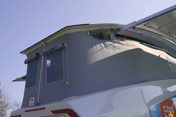 Nhóm sinh viên trường đại học ở Eindhoven đã chế tạo những chiếc xe chạy bằng năng lượng mặt trời từ năm 2013, nhưng chiếc xe van cắm trại này là một dự án khác biệt so với công thức xe gia đình thông thường của họ.