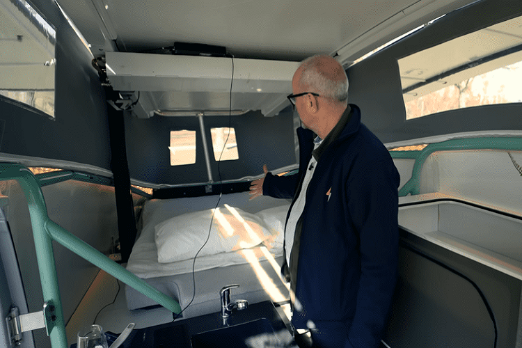 Hồi tháng 10/2021, nhóm sinh viên tài năng này đã muốn lái phát minh thân thiện môi trường của mình từ quê nhà đến tận phía nam Tây Ban Nha. Hành trình đó dự kiến dài khoảng 3.000 km, nhưng sau khi gặp một số vấn đề kỹ thuật với chiếc xe Stella Vita hoàn toàn mới này (buộc phải vận chuyển nó trên một chiếc xe tải trong 1/3 chặng đường), cuối cùng họ đã khiến nó hoạt động như mong đợi và vẫn hoàn thành khoảng 2.000 km của chuyến đi bằng năng lực của chiếc xe.