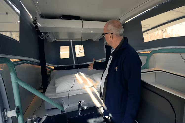 Hồi tháng 10/2021, nhóm sinh viên tài năng này đã muốn lái phát minh thân thiện môi trường của mình từ quê nhà đến tận phía nam Tây Ban Nha. Hành trình đó dự kiến dài khoảng 3.000 km, nhưng sau khi gặp một số vấn đề kỹ thuật với chiếc xe Stella Vita hoàn toàn mới này (buộc phải vận chuyển nó trên một chiếc xe tải trong 1/3 chặng đường), cuối cùng họ đã khiến nó hoạt động như mong đợi và vẫn hoàn thành khoảng 2.000 km của chuyến đi bằng năng lực của chiếc xe.