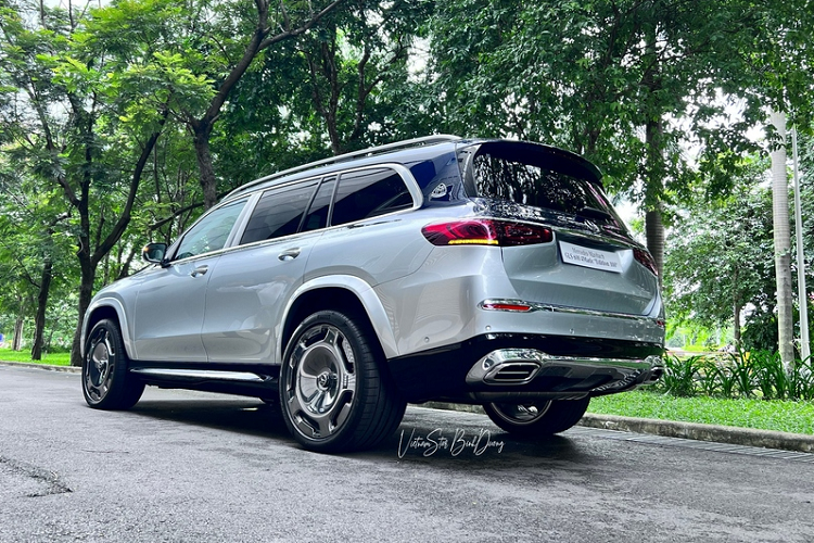  Giá xe Mercedes-Maybach GLS 600 Edition 100 chính hãng tại Việt Nam hiện vẫn là một ẩn số, nhưng chắc chắn cao hơn con số 11,69 tỷ đồng của Mercedes-Maybach GLS 600 tiêu chuẩn chính hãng đang bán ra.