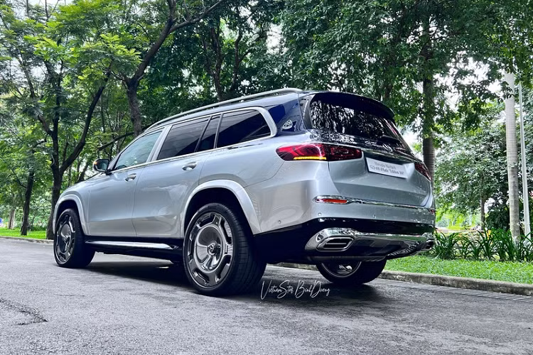 Giá xe Mercedes-Maybach GLS 600 Edition 100 chính hãng tại Việt Nam hiện vẫn là một ẩn số, nhưng chắc chắn cao hơn con số 11,69 tỷ đồng của Mercedes-Maybach GLS 600 tiêu chuẩn chính hãng đang bán ra.
