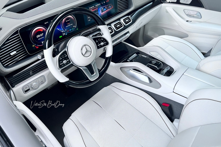 Bên trong nội thất của Mercedes-Maybach GLS 600 Edition 100 được xử lý với 2 tone màu trắng pha lê và xám bạc ngọc trai có thể làm choáng ngợp bất kỳ ai khi lần đầu chiêm ngưỡng.